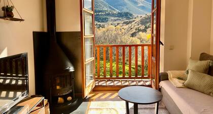 Appartement 'Mirador de la Neu' avec vue montagne, jardin partagé et balcon
