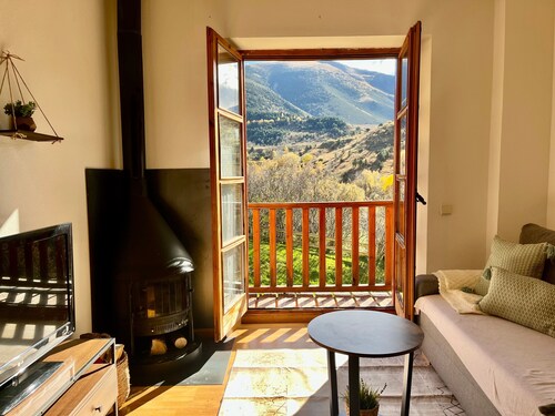 Appartement 'Mirador de la Neu' avec vue sur la montagne, jardin commun et balcon