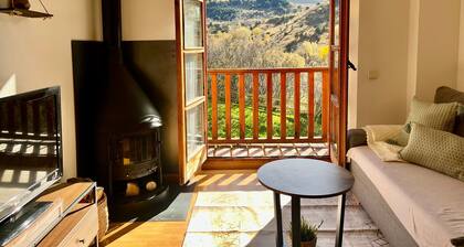 Appartement 'Mirador de la Neu' avec vue sur la montagne, jardin commun et balcon