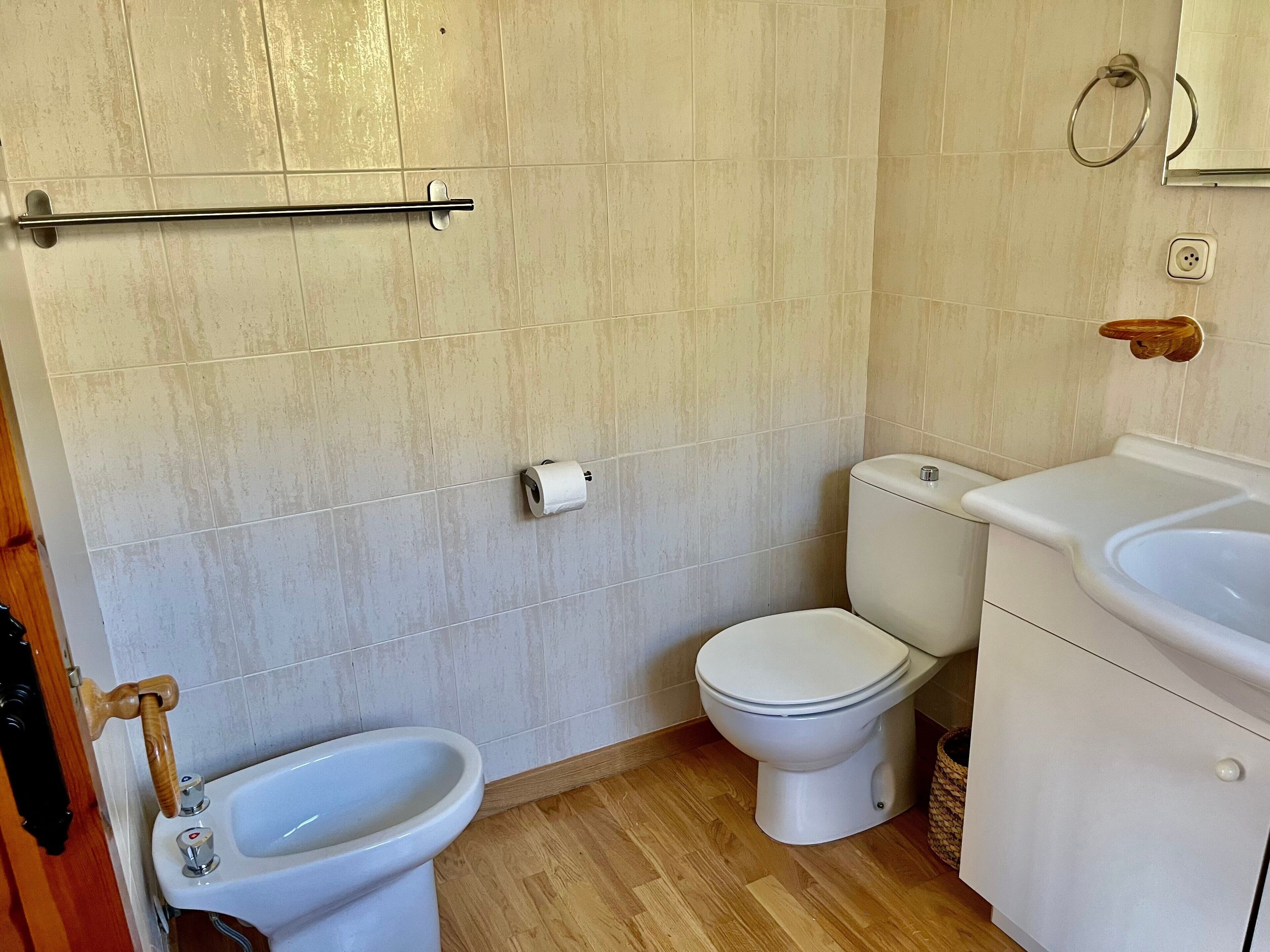 Dusj, hårføner og håndklær