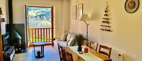 Televisión y chimenea