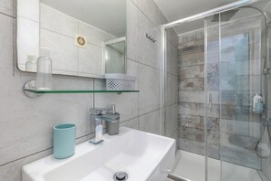 Dusche, Haartrockner, Handtücher