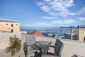 Outdoor dining - Room 'Porto Chania A2' with Shared Garden, Wi-Fi and Air Conditioning (Chania Town)