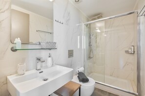 Een douche, een haardroger, handdoeken