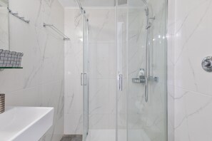 シャワー、ヘアドライヤー、タオル