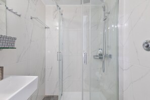 Dusche, Haartrockner, Handtücher