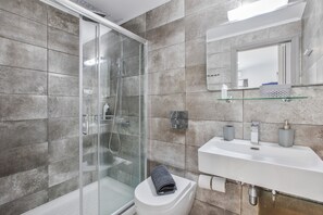Dusche, Haartrockner, Handtücher