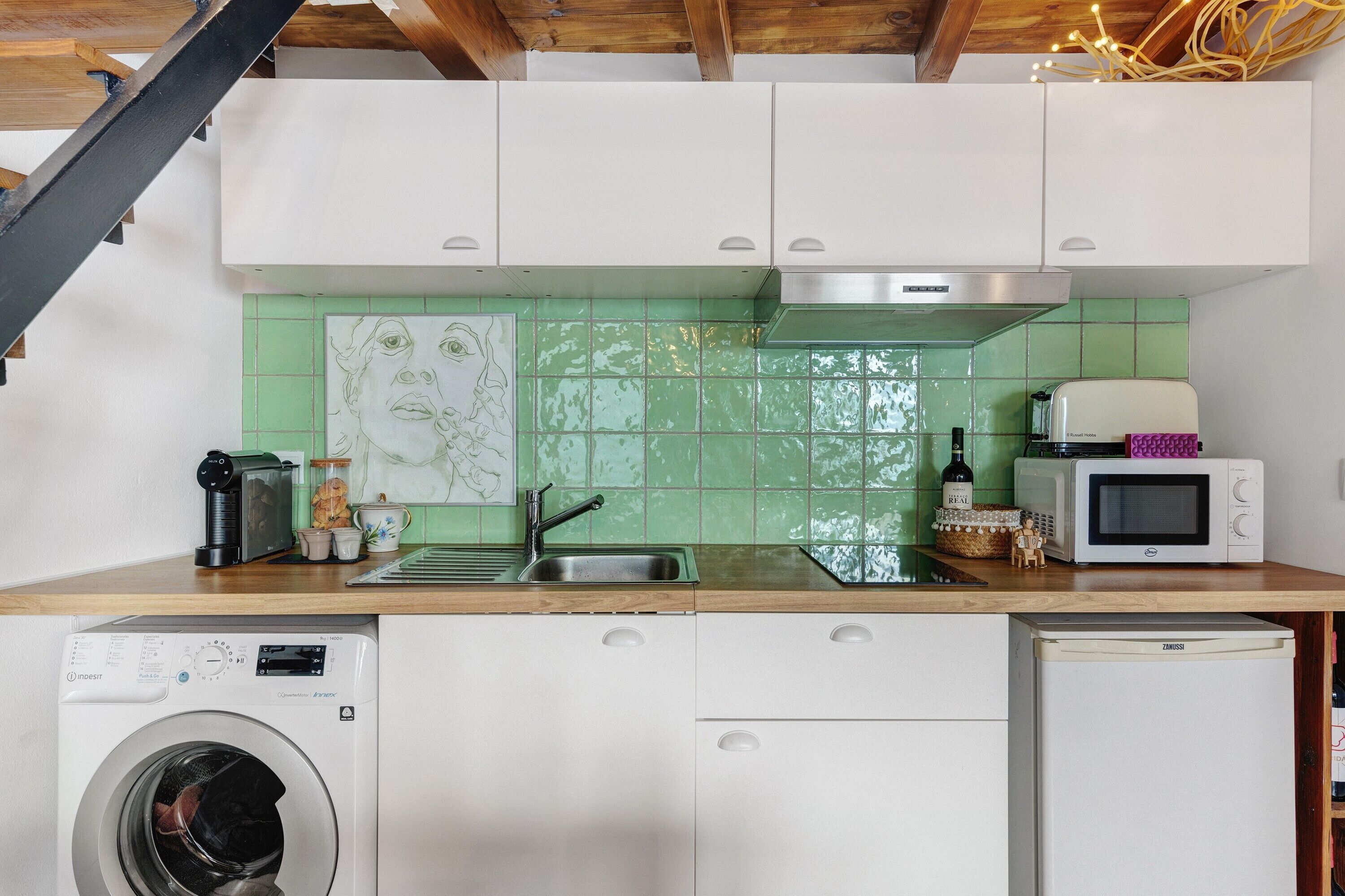 Kühlschrank, Mikrowelle, Herdplatte, Wasserkocher mit Kaffee-/Teezubehör