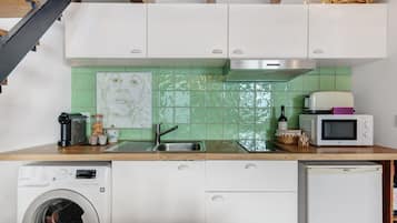 Kühlschrank, Mikrowelle, Herdplatte, Wasserkocher mit Kaffee-/Teezubehör