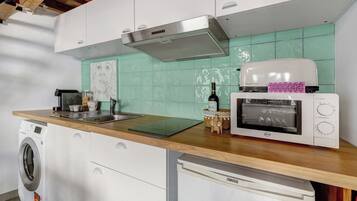 Køleskab, mikrobølgeovn, kogeplade, kaffe-/temaskine