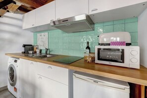 Fridge, microwave, stovetop, coffee/tea maker