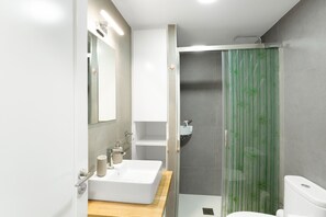 Douche, séchoir à cheveux, serviettes fournies