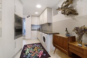 ثلاجة، ميكروويف، فرن، موقد طهي مسطح