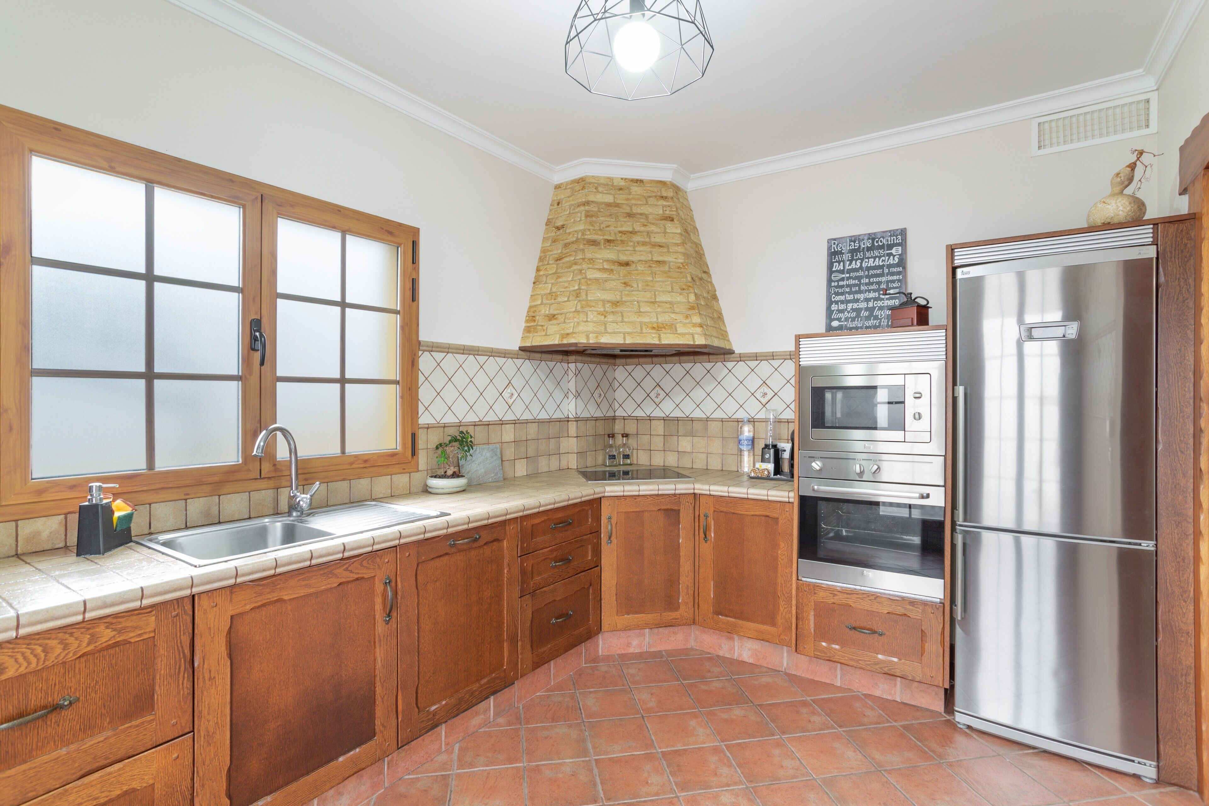 Frigorífico, microondas, horno y placa de cocina