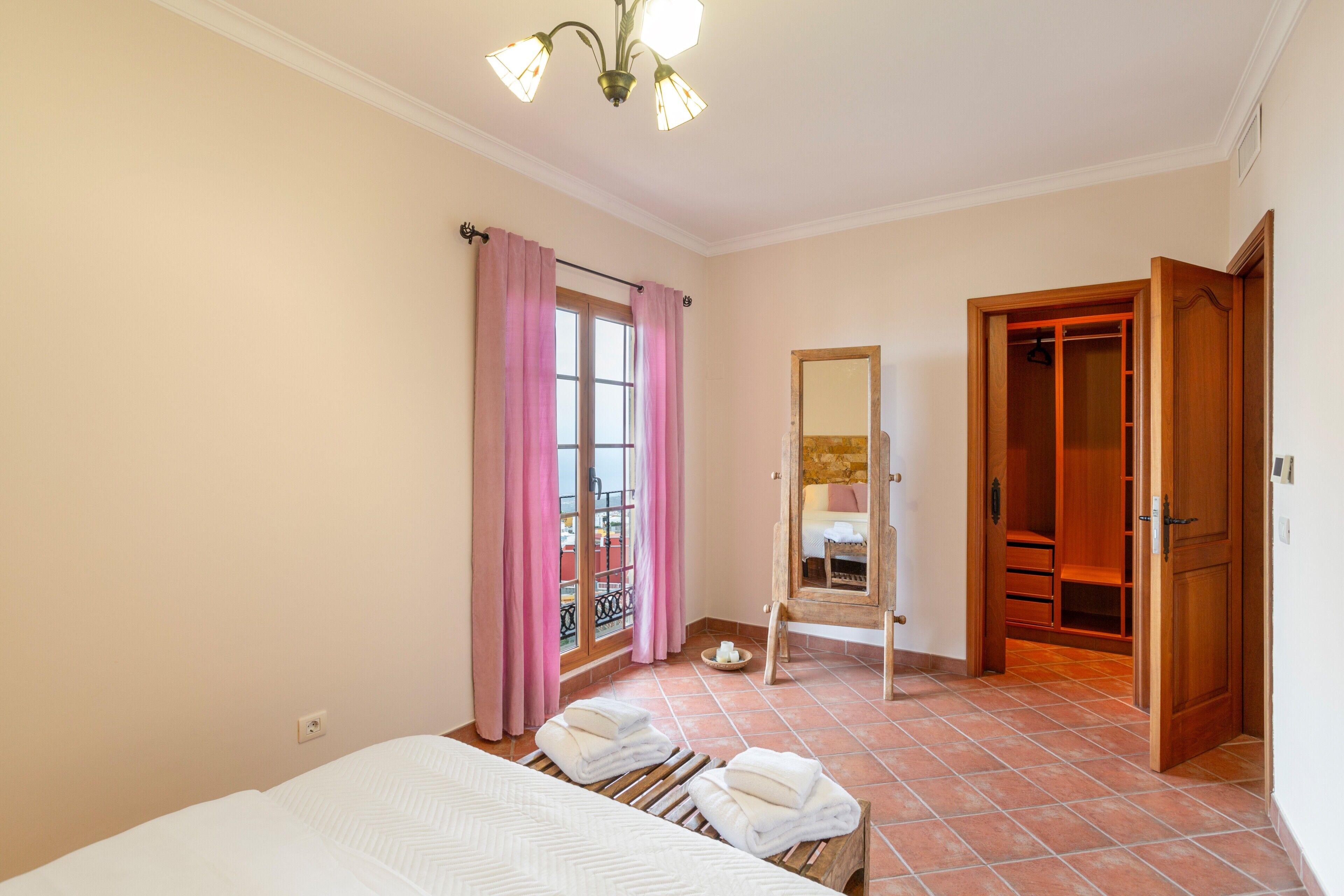 3 slaapkamers, een strijkplank/strijkijzer, gratis wifi, beddengoed