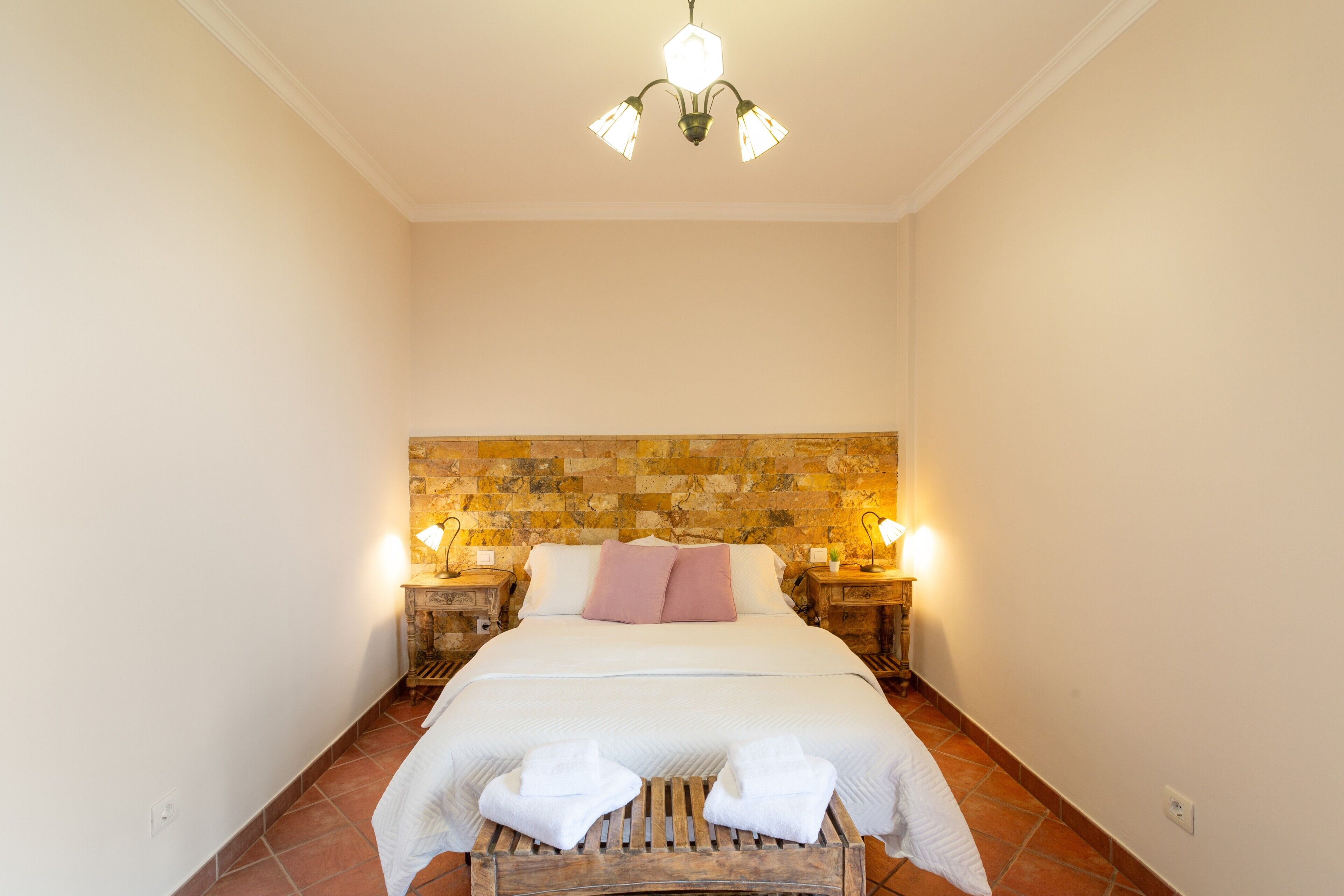 3 habitaciones, tabla de planchar con plancha y wifi gratis 