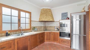 Frigorífico, microondas, horno y placa de cocina