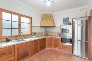 Fridge, microwave, oven, stovetop - Vacation Home 'Casa Yaraina' with Sea View, Wi-Fi and Air Conditioning (Firgas)