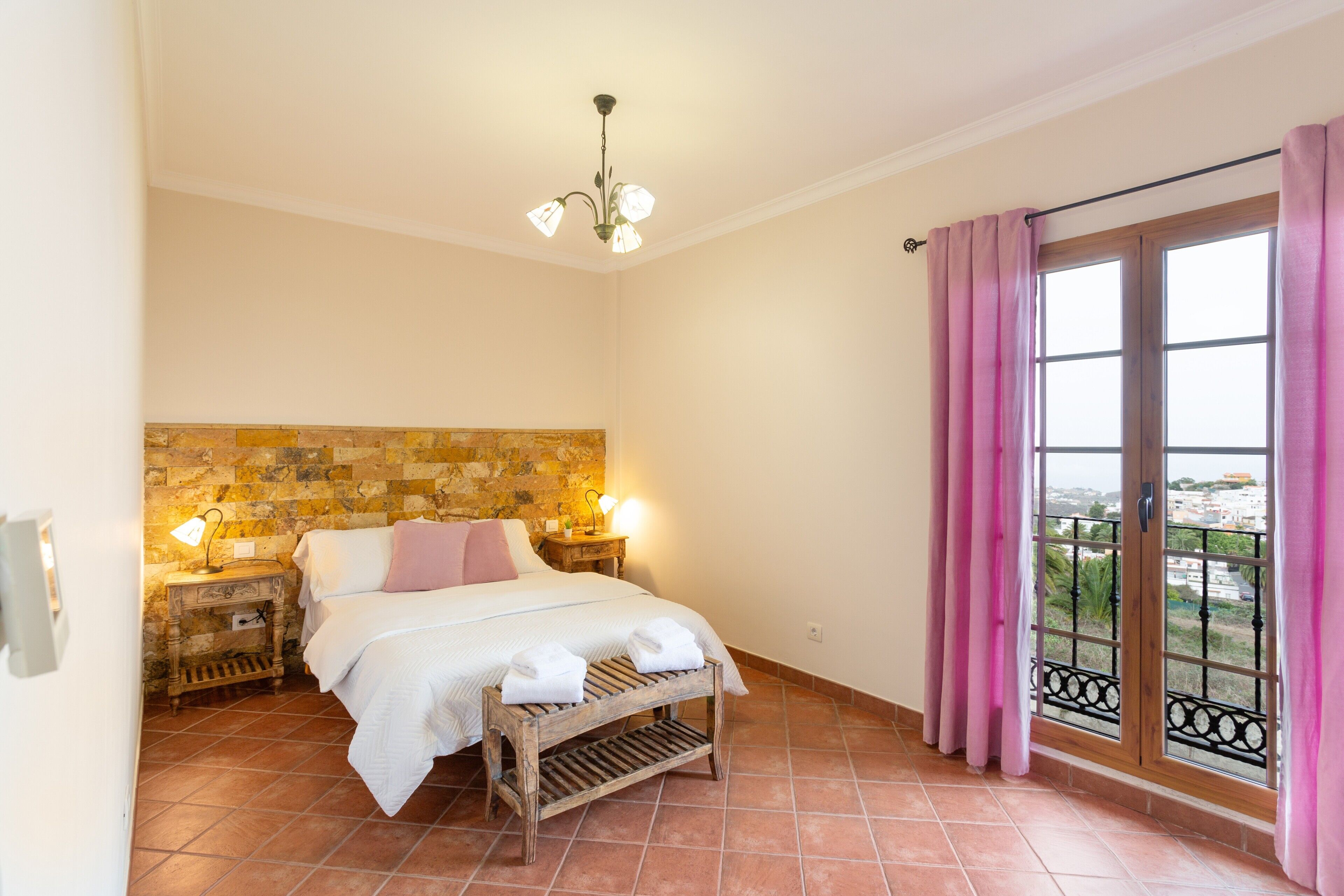 3 dormitorios, tabla de planchar con plancha, wifi gratis y ropa de cama