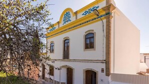 A building with a yellow and white facade, arched windows, and a balcony. - Holiday Home 'Solar Da Tirosa' with Private Pool, Private Terrace and Wi-Fi (Boliqueime)