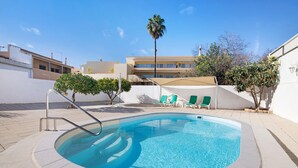 A swimming pool with a sunshade, lounge chairs, and a palm tree. - Holiday Home 'Solar Da Rosa' with Private Pool, Private Terrace and Wi-Fi (Boliqueime)