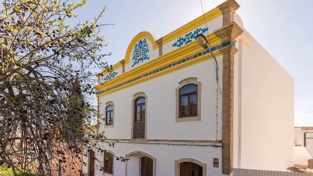A building with a yellow and white facade, arched windows, and a balcony. - Holiday Home 'Solar Da Rosa' with Private Pool, Private Terrace and Wi-Fi (Boliqueime)