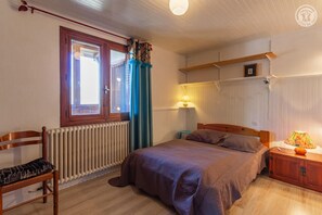 2 bedrooms, iron/ironing board, travel cot, free WiFi