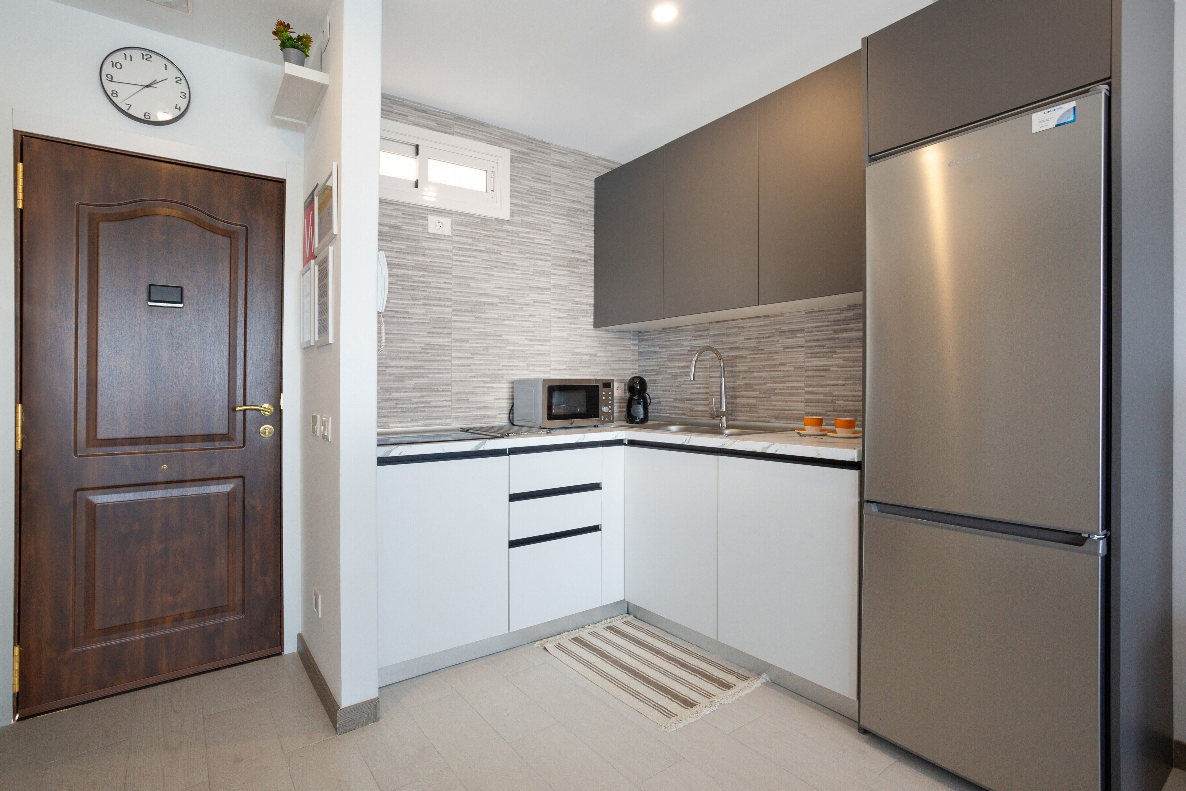 Køleskab, mikrobølgeovn, kogeplade, opvaskemaskine