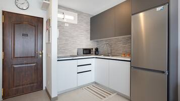 Køleskab, mikrobølgeovn, kogeplade, opvaskemaskine