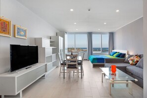 テレビ、卓球台