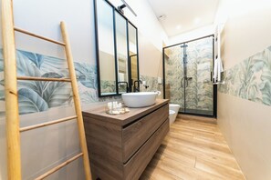 ヘアドライヤー、ビデ、タオル、石鹸