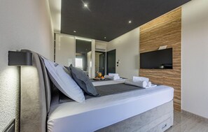 5 bedrooms, iron/ironing board, travel crib, free WiFi