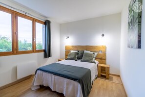 3 slaapkamers, een strijkplank/strijkijzer, reisbedje, gratis wifi