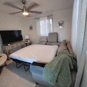 3 habitaciones, tabla de planchar con plancha y cuna de viaje 
