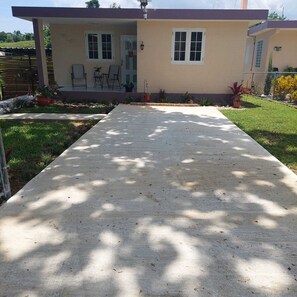 Property grounds - Stylish & Modern Retreat (Quebradillas)