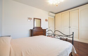 4 bedrooms, travel crib, free WiFi