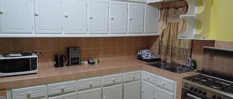 Microondas, horno, placa de cocina y hervidor eléctrico