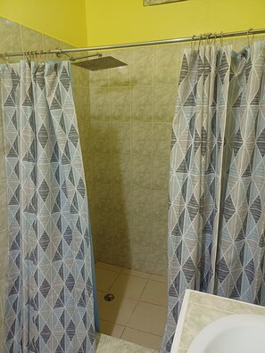 Een douche, handdoeken, toiletpapier