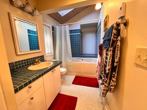 Baignoire à jets, sèche-cheveux, serviettes fournies