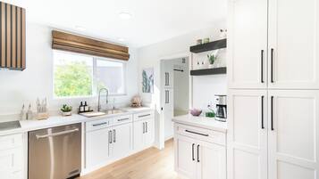 Microondas, horno, parrilla de estufa y lavavajillas