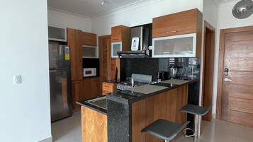 Een koelkast, een magnetron, een oven, een kookplaat