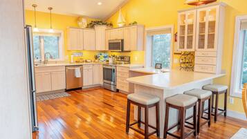 Jääkaappi, mikroaaltouuni, uuni, liesi