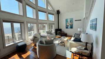 Älytelevisio, takka, kirjoja