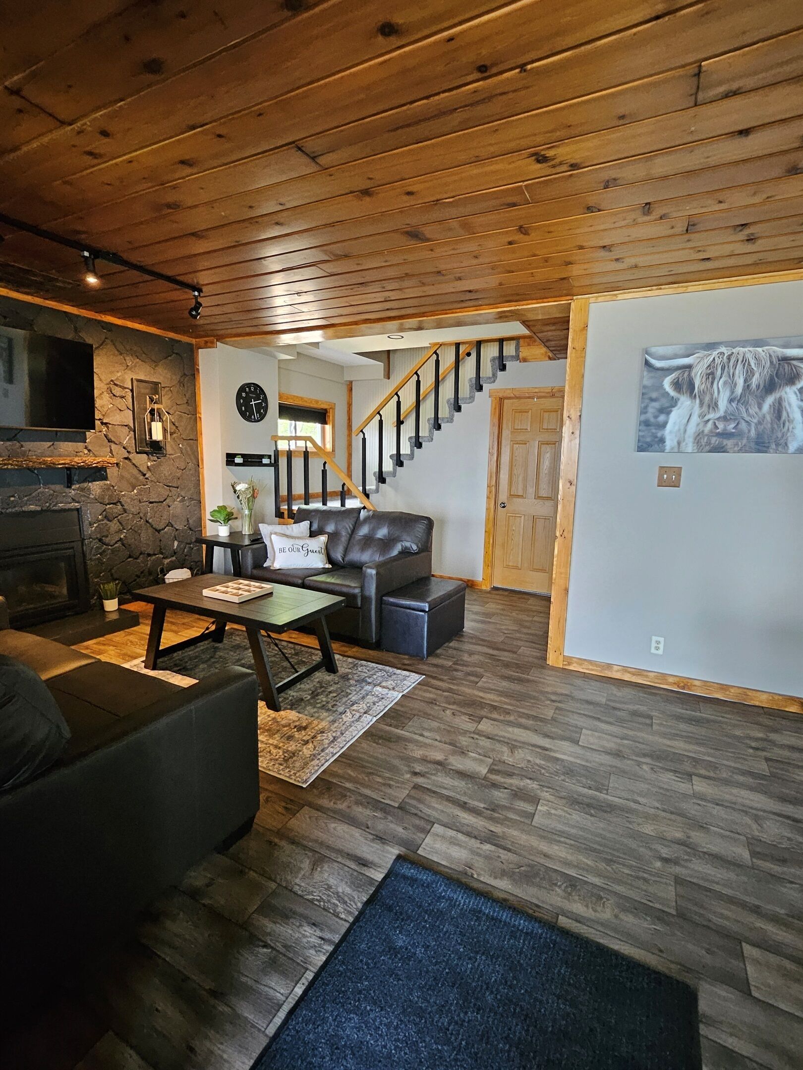 تلفزيون ذكي، مدفأة، كُتُب