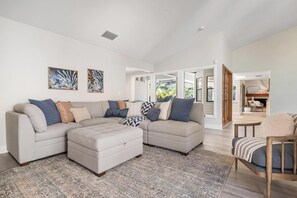 Smart TV - ⚓ Agave Sun! Modern, tropical pool home just off Anna Maria Island!⚓ (Bradenton)