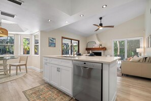 Fridge, microwave, oven, stovetop - ⚓ Agave Sun! Modern, tropical pool home just off Anna Maria Island!⚓ (Bradenton)