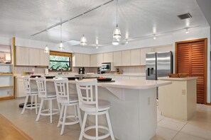 冷蔵庫、電子レンジ、オーブン、コンロ