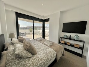 3 slaapkamers, een strijkplank/strijkijzer, gratis wifi, beddengoed