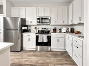 Fridge, microwave, oven, stovetop - Modern Comfort Near Mooresville's Attractions (Mooresville)