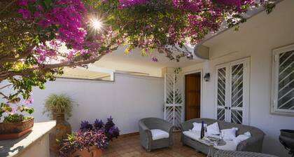 GuestHost - Cozy apartment in a villa that accommodates up to 4 people, equipped with all comforts including a terrace equipped for moments of relax. The apartment is located in the Santo Spirito district, an area full of shops, restaurants and bars, jus